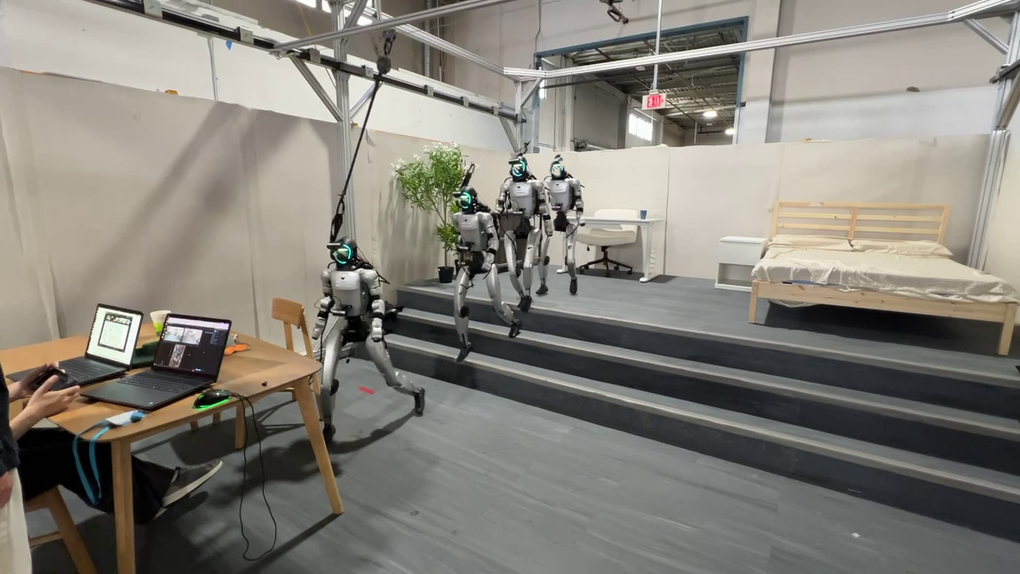 G1 descending stairs (photo)