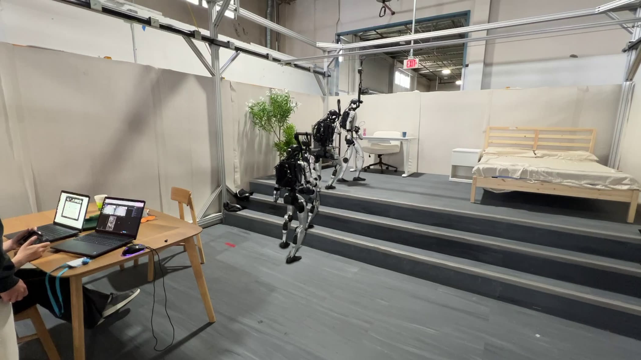 G1 climbing stairs (photo)